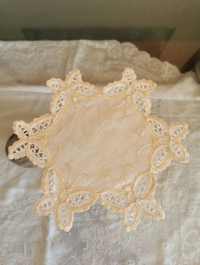 アンティーク シルク イタリア/イギリス 美しいバタフライ刺繍 星花型ドイリー