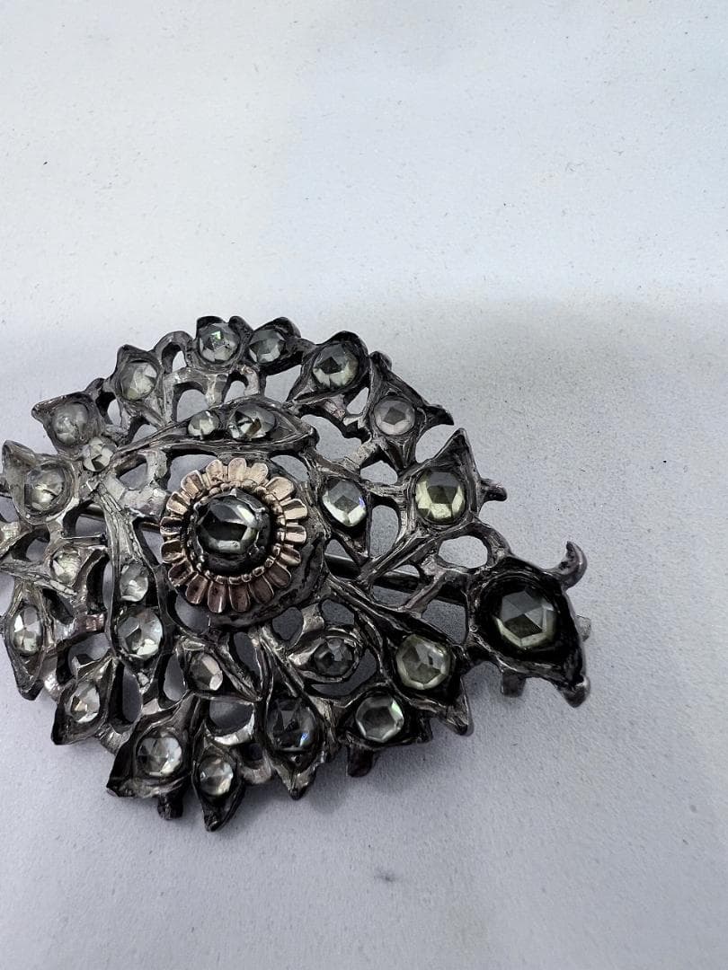 木の葉の形のブローチ①　水晶　ローズカット　ジョージアン