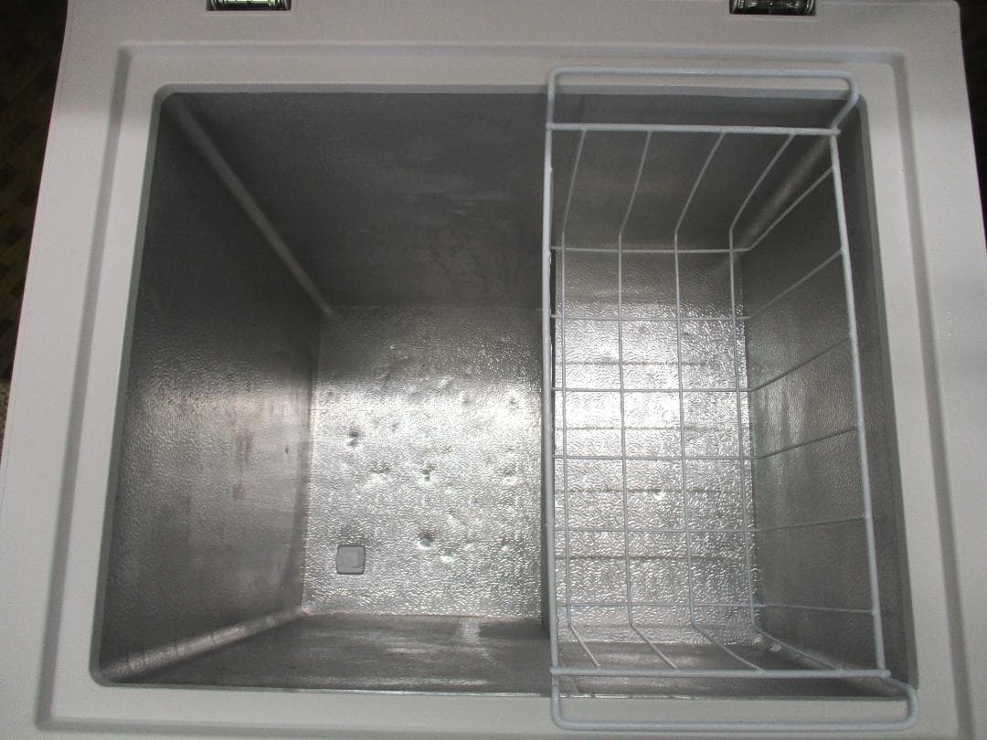 ★山善 電気冷凍庫 YF-C70 66L 小型 ホワイト 上開き 2023年製