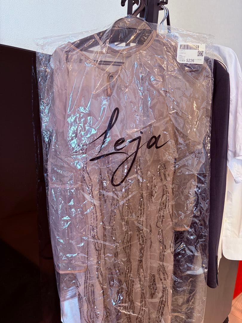 LEJA シアーケープスパンコールIラインワンピースドレス