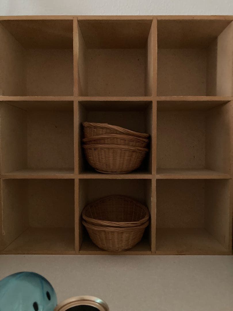 2割お値下げ40年前ブロカント購入ディスプレイラック飾り棚マス目箱柳カゴ5個つき