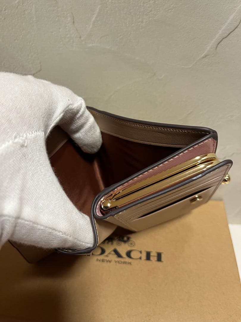 ✨️新品未使用✨️新品未使用COACH 花柄 二つ折り財布 ホワイト