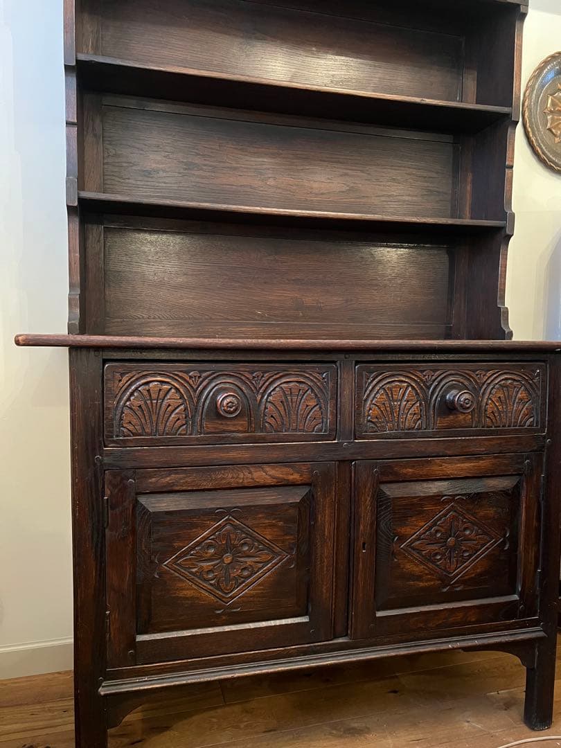 英国アンティーク木製彫刻装飾付きキャビネット
