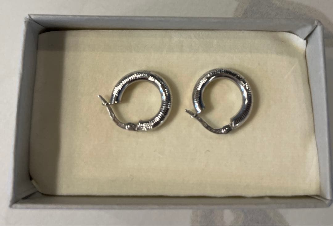 UNOAERRE ウノアエレ　k18WGフープピアス