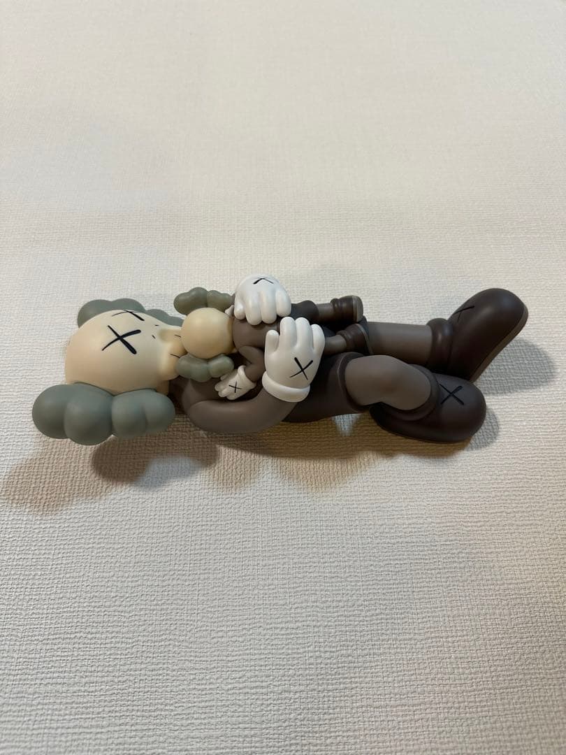 【値下げ済み】KAWS（カウズ） HOLIDAY SINGAPORE ブラウン