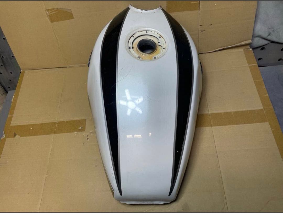 ゼファー400 タンク　ゼファー　タンク　大きな凹みなし内部サビなし