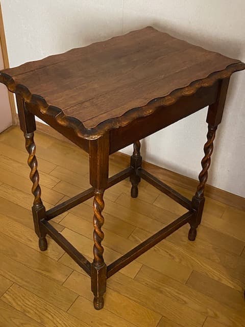イギリス　アンティーク　ツイストレッグテーブル　オケージョナルテーブル