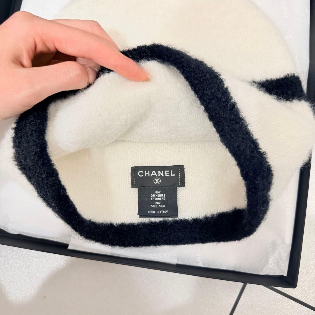 [美品]CHANELカシミヤビーニー2024AW白黒ロゴ　箱・タグ・証明書付