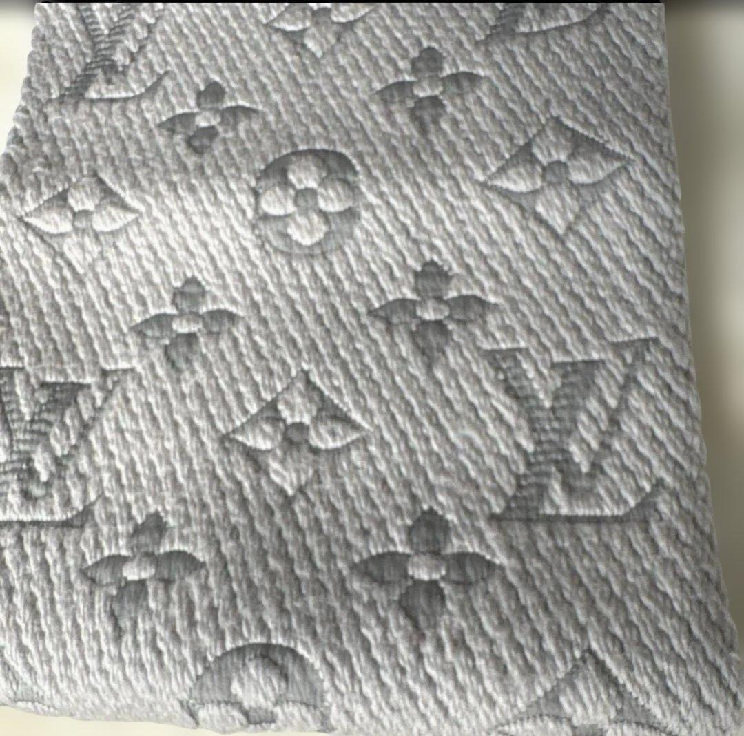 Louis Vuitton グレー マフラー ロゴ入り
