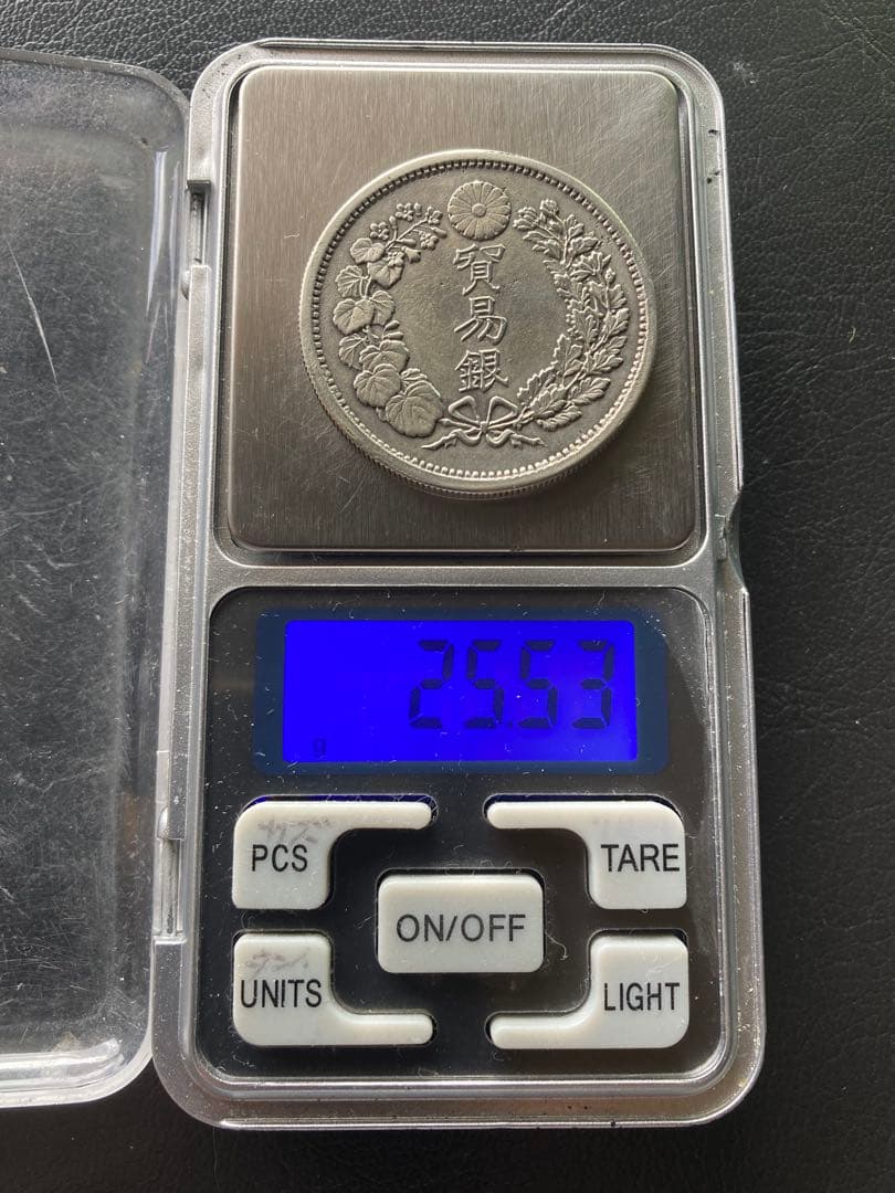 貿易銀　明治八年　一圓銀貨　　　　菊紋・竜　長支脈