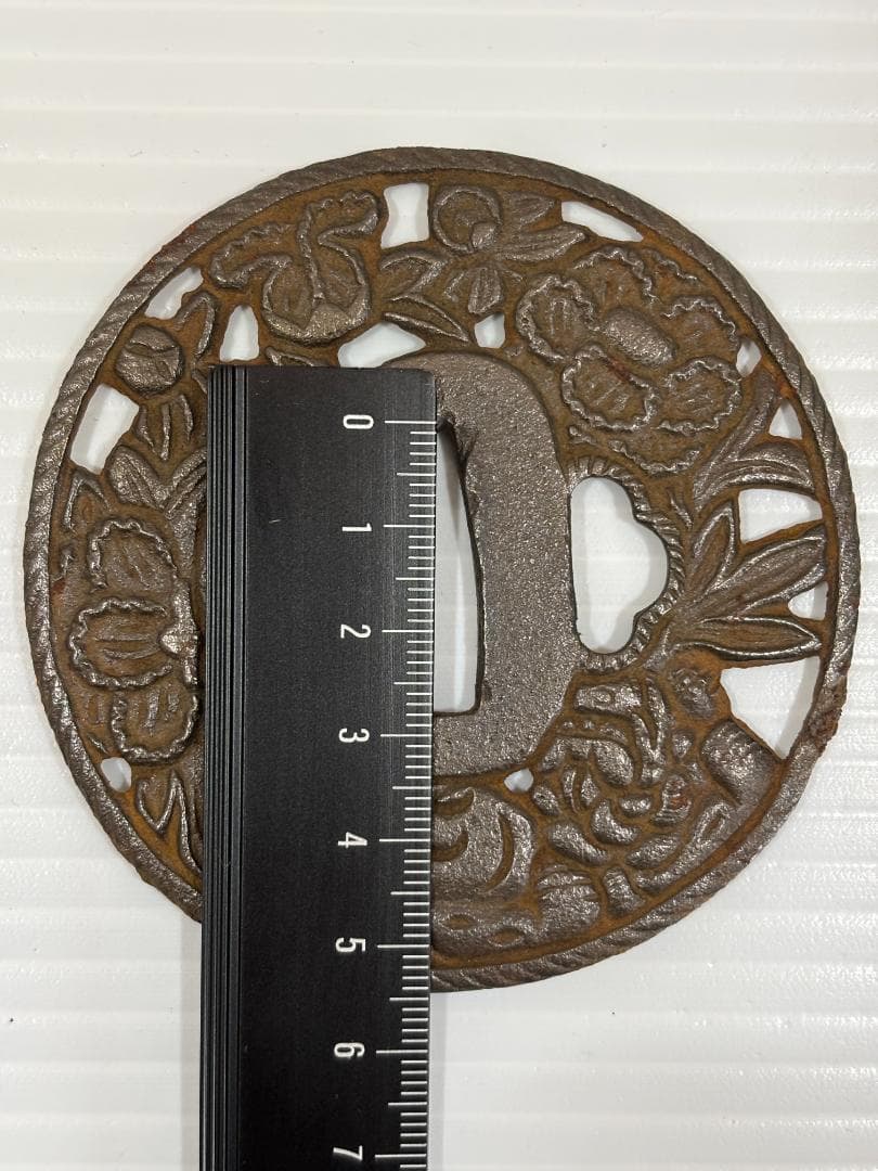 鍔(つば)　鉄製　日本刀　アンティーク