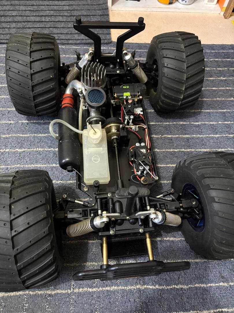 モンスタートラックのRCカーエンジン