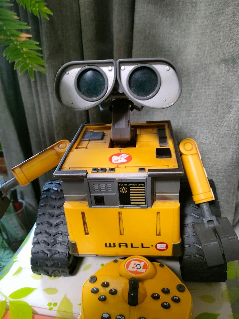 WALL-E 美品 目が青色に光るしゃべる動くリモコン付き汚れ加工されてます