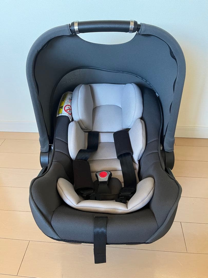 車用チャイルドシート グレーとホワイト