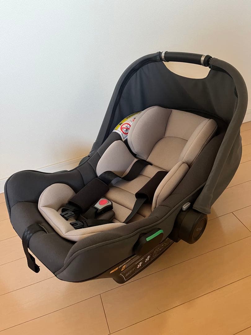 車用チャイルドシート グレーとホワイト