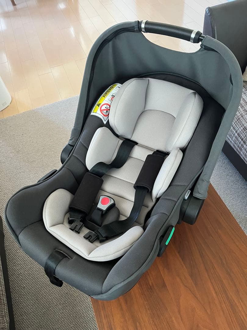 車用チャイルドシート グレーとホワイト