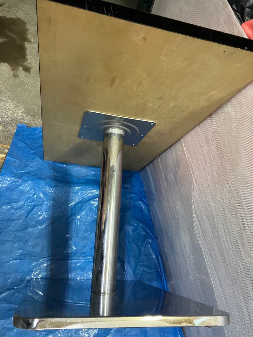 黒の長方形テーブル