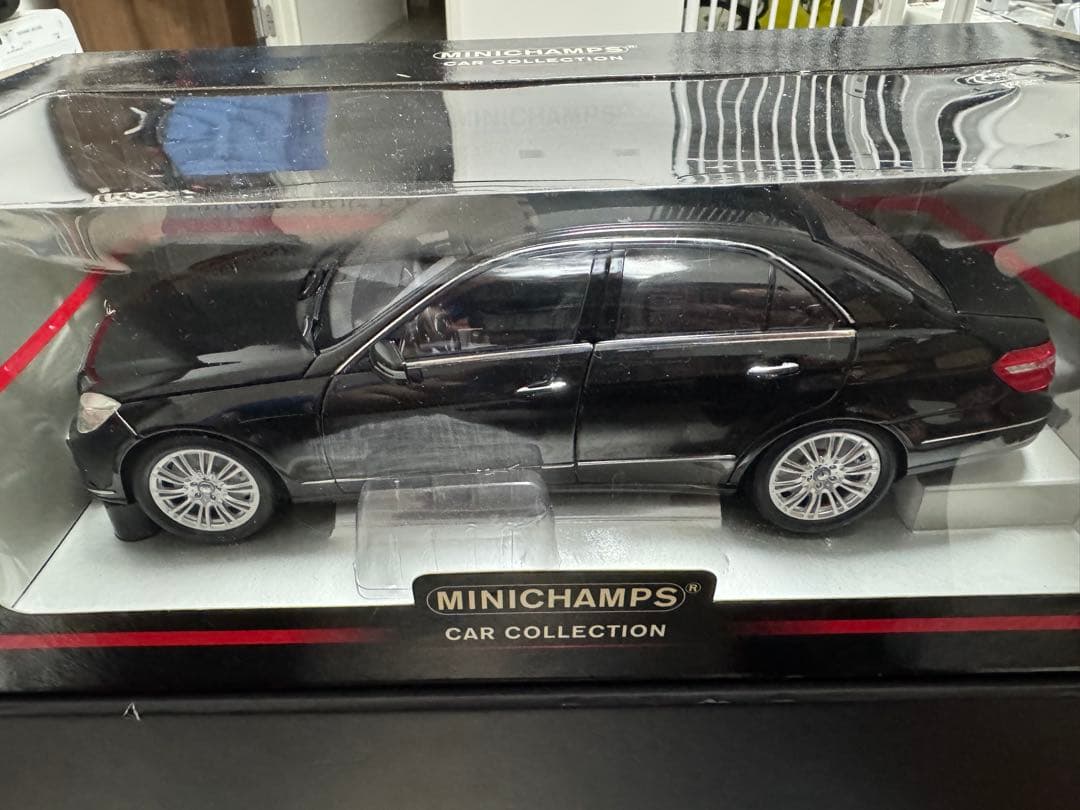 メルセデスベンツ　EクラスMINICHAMPS 1:18 黒