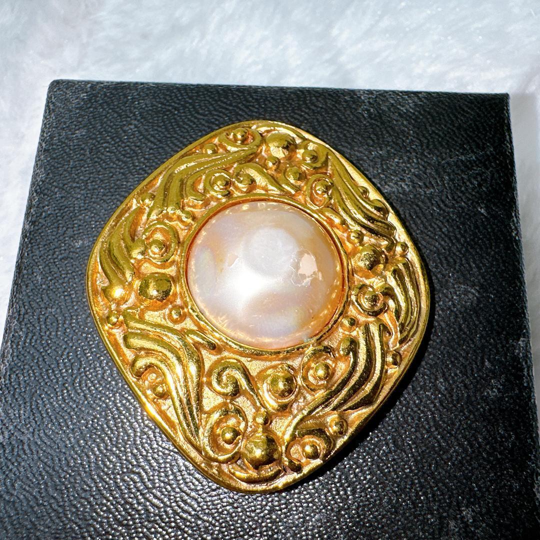 シャネル ブローチ　菱形 大粒　フェイクパール　イミテーションパール　カメリア