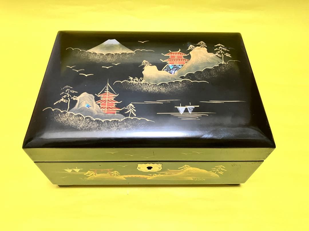 漆器小物入　山と寺院のデザイン　塗り物　螺鈿細工　オルゴール 鍵付　宝石化粧箱
