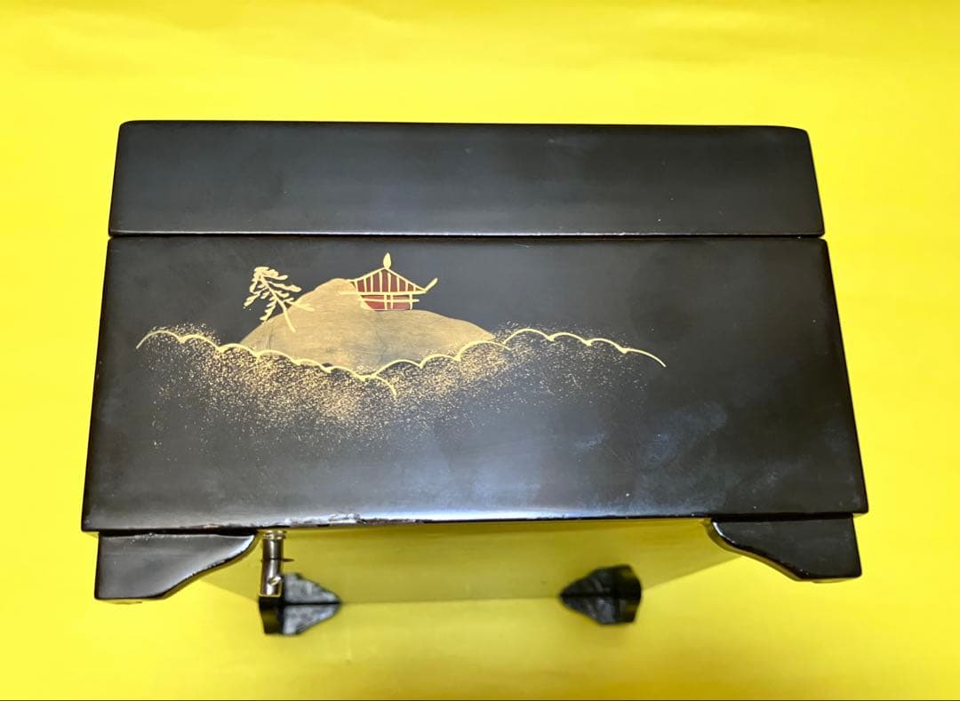 漆器小物入　山と寺院のデザイン　塗り物　螺鈿細工　オルゴール 鍵付　宝石化粧箱