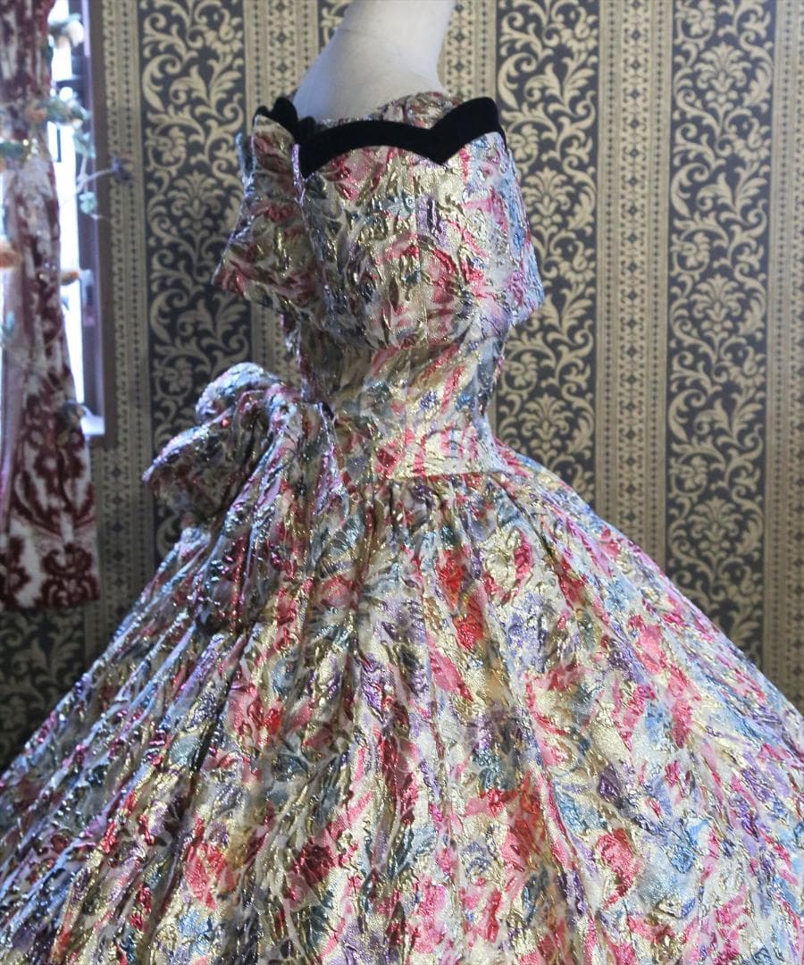 578舞台衣装にファンシー高級ウエディングドレス9号Mサイズオフショルダー