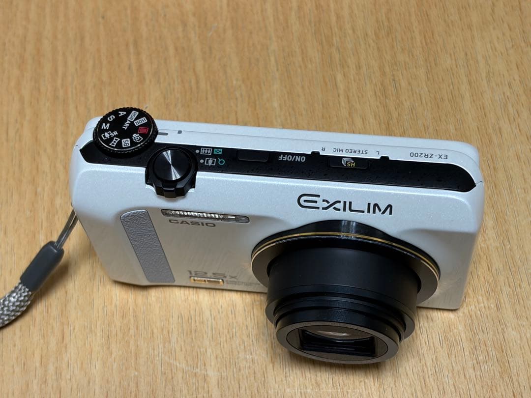 カシオ デジタルカメラ CASIO EXILIM EX-ZR200 ホワイト 箱