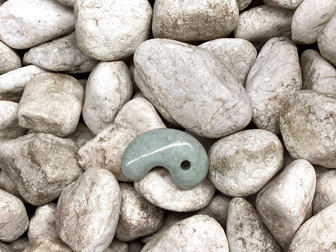 ✳綺麗な肌目の勾玉を‼️ 糸魚川翡翠本物硬玉‼️ お身近の守護石*お守りに　鑑別書付