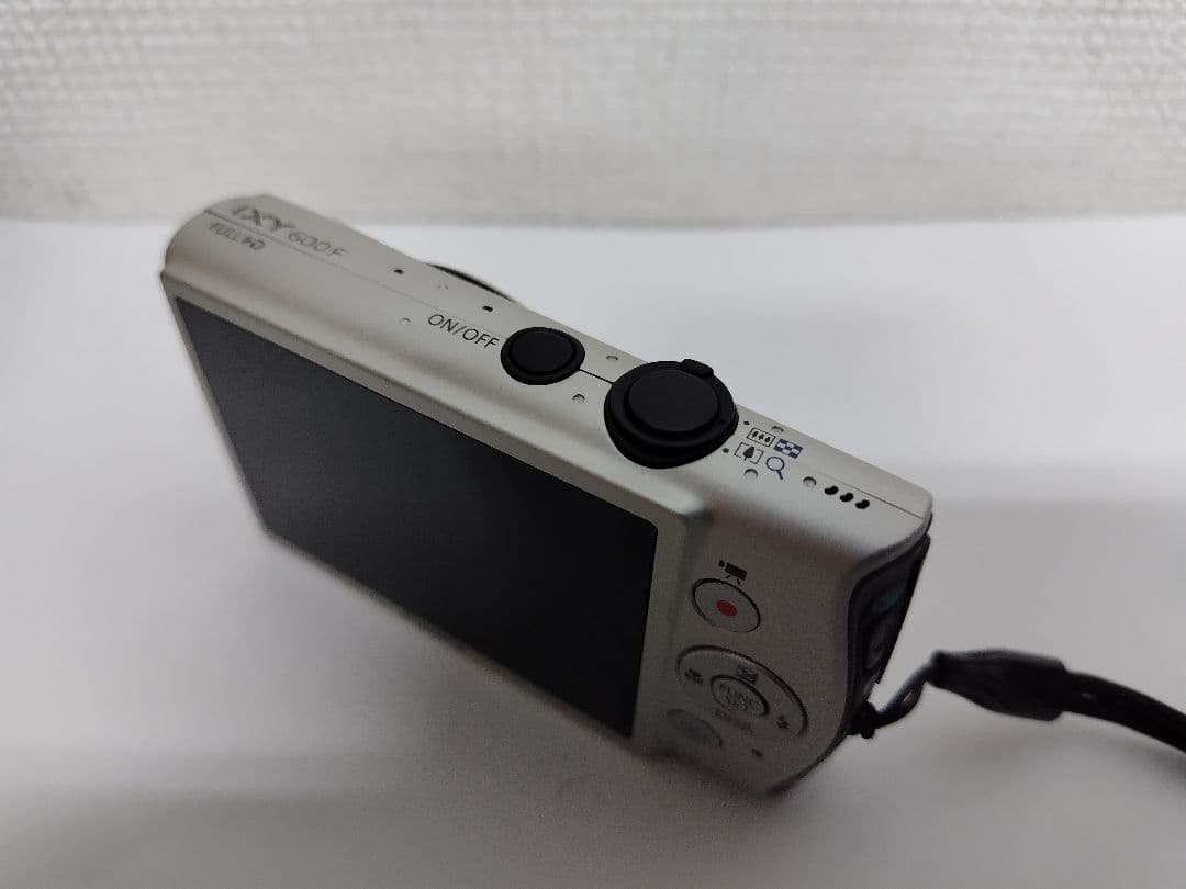 ゆ*な様 Canon IXY 600F シルバー デジタルカメラ 本体と充電器
