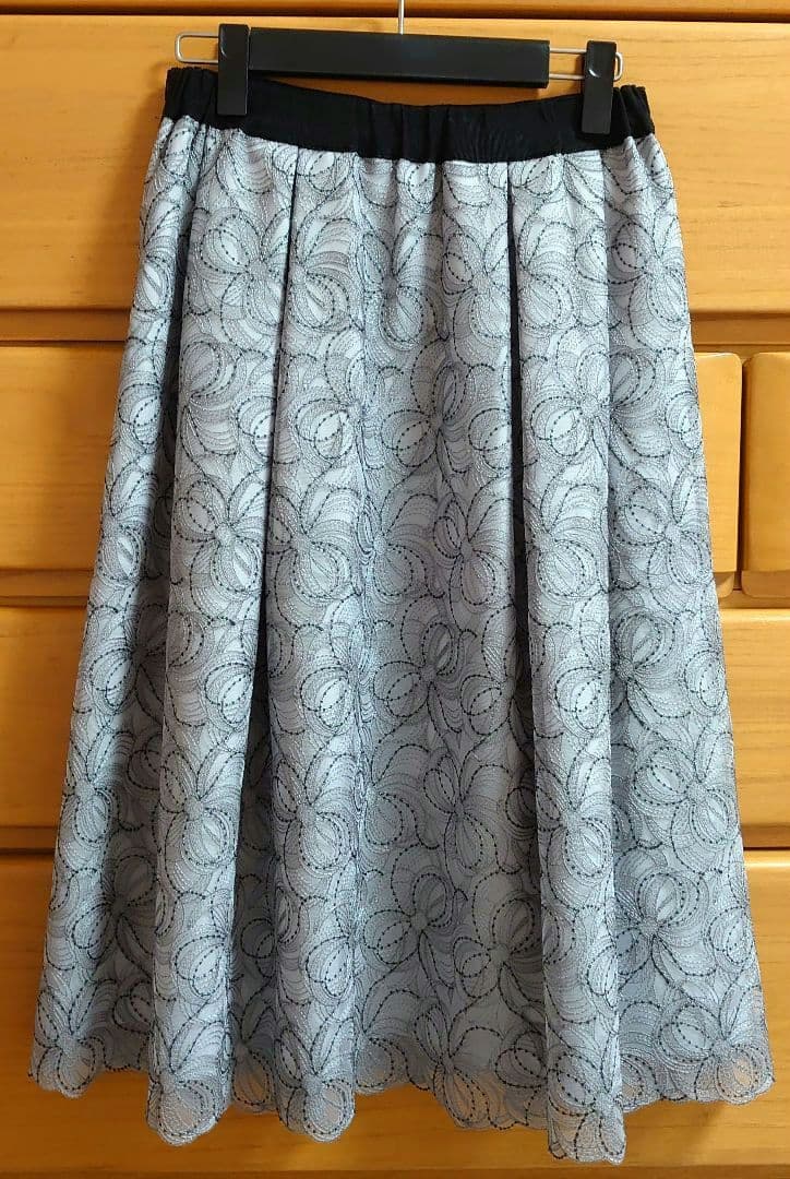 美品 2024AW【トゥービーシック】リボン刺しゅう チュールスカート