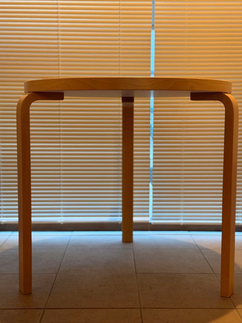 Artek テーブル 90B（d. 75）ブラックリノリウム