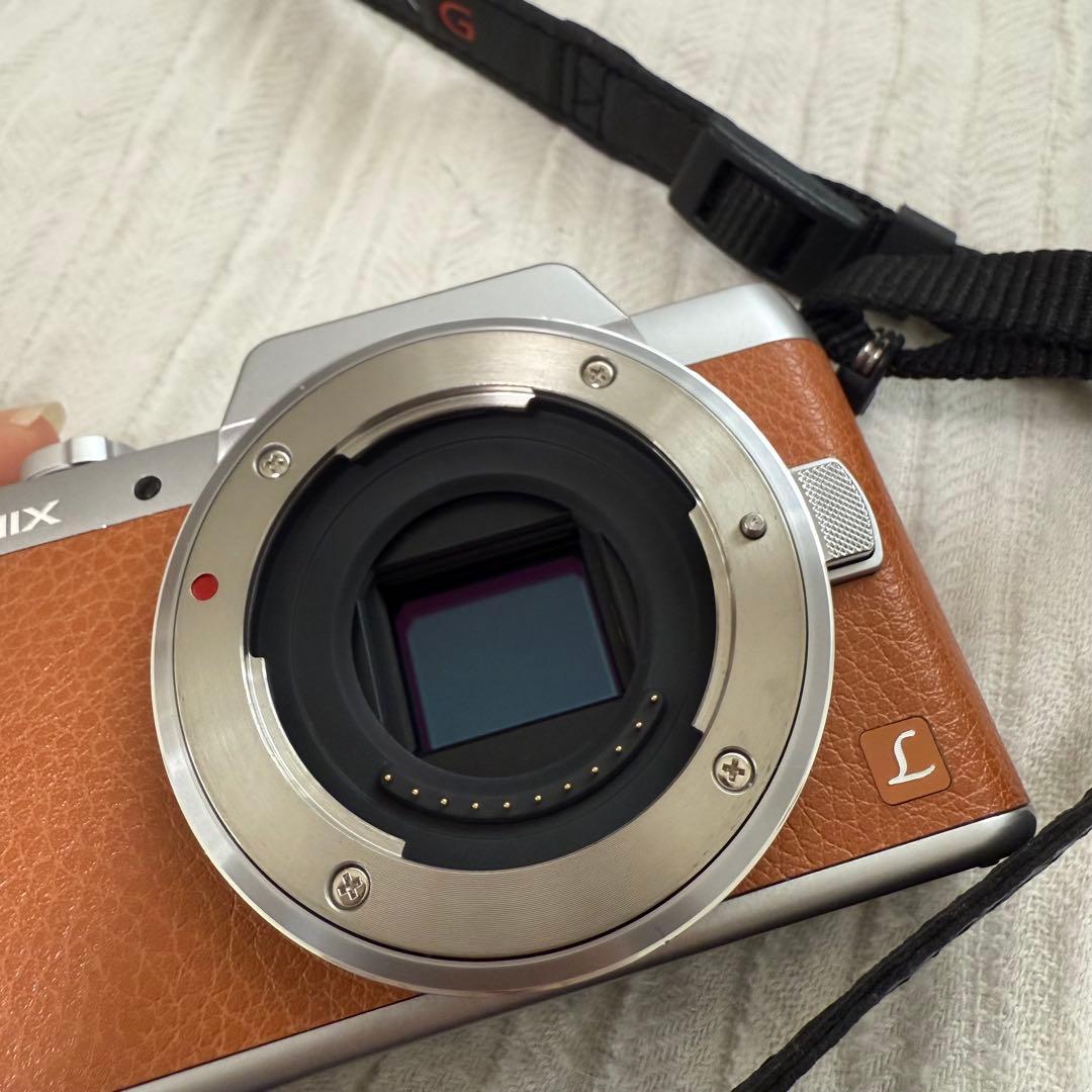 Panasonic LUMIX DMC-GF7W ダブルズームレンズキット