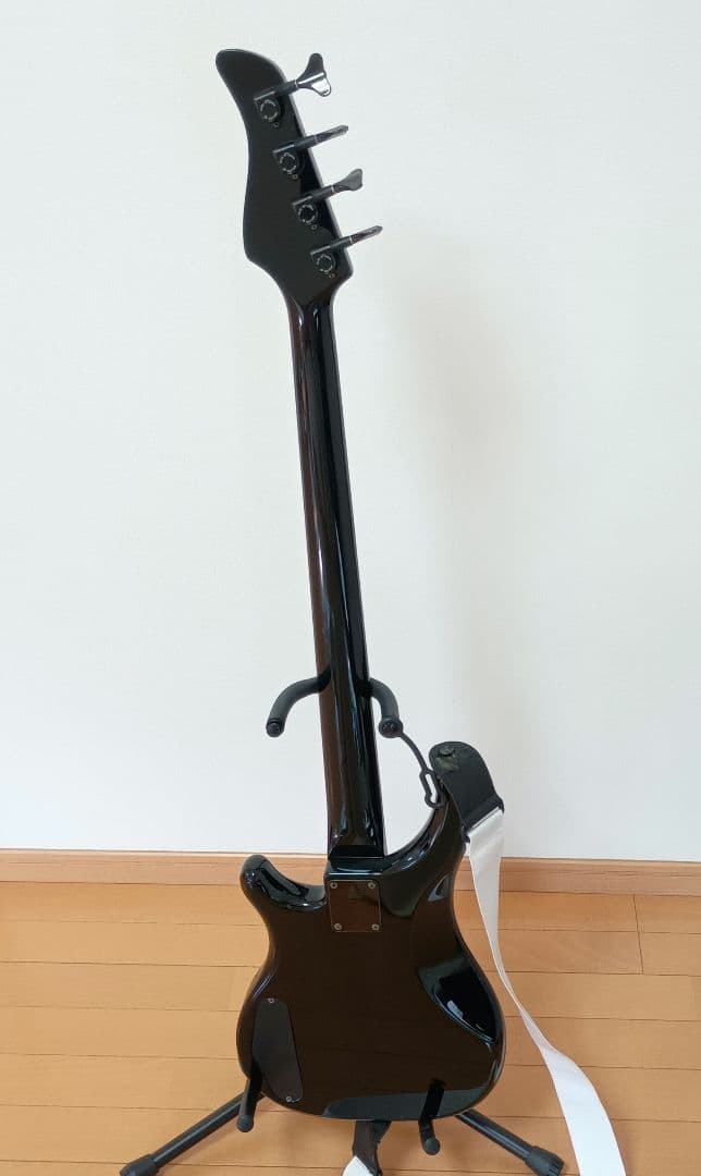 美品☆フェルナンデスのエレキベース！とても弾きやすく鋭い音でズシンとくる楽器☆