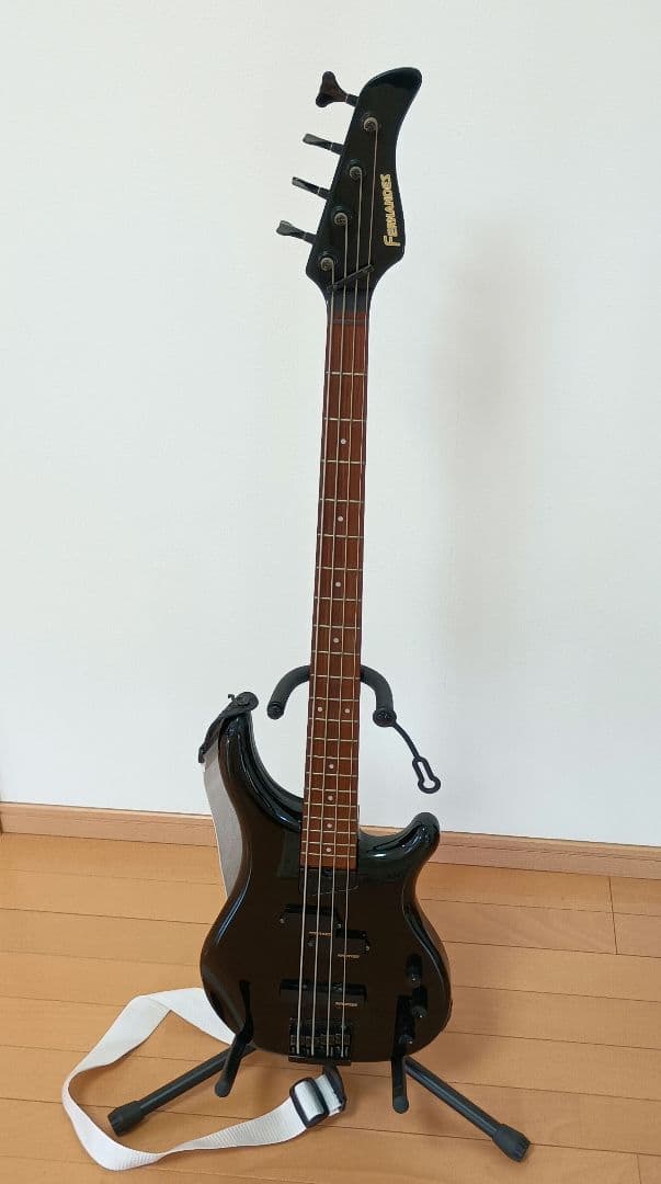 美品☆フェルナンデスのエレキベース！とても弾きやすく鋭い音でズシンとくる楽器☆