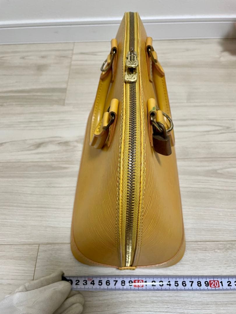 ルイヴィトン　エピ　アルマ　イエロー　ハンドバッグ