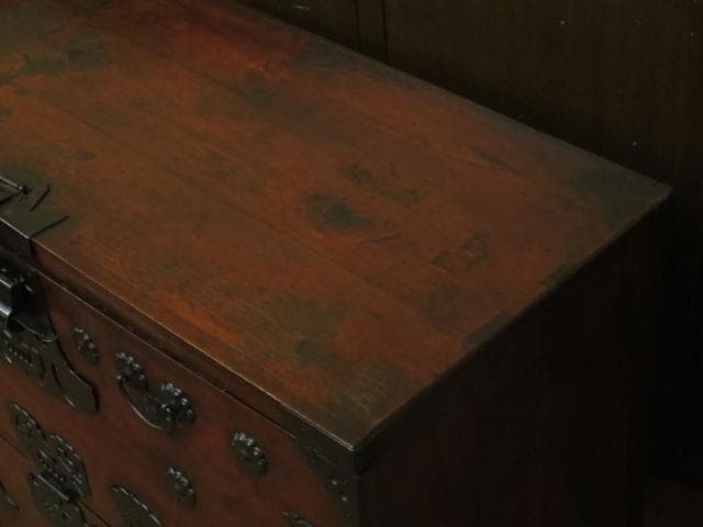 李朝古民具 朝鮮美術 朝鮮古民芸 松無垢材 卍字鉄地金具 時代 バンダジ 半閉櫃