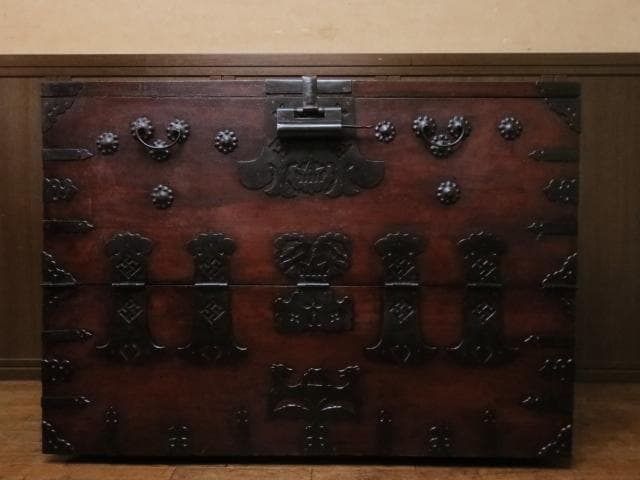 李朝古民具 朝鮮美術 朝鮮古民芸 松無垢材 卍字鉄地金具 時代 バンダジ 半閉櫃