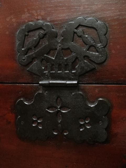 李朝古民具 朝鮮美術 朝鮮古民芸 松無垢材 卍字鉄地金具 時代 バンダジ 半閉櫃