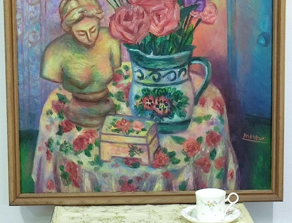 油彩画　静物画　女性像のあるテーブル　額装商品　作品サイズ60×65cm