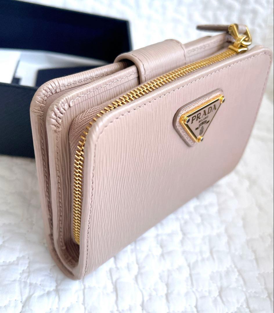 PRADA ベージュレザー 二つ折り財布　トライアングル　サフィアーノ