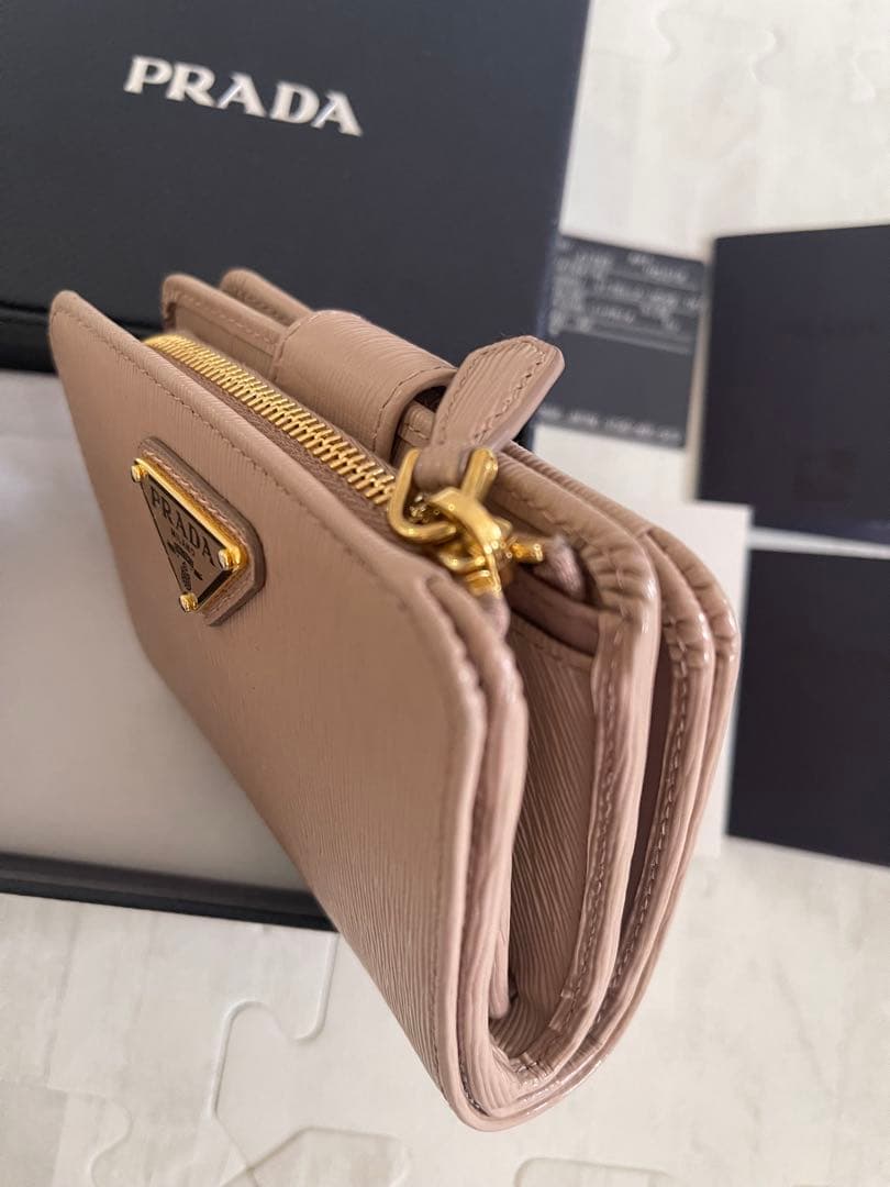 PRADA ベージュレザー 二つ折り財布　トライアングル　サフィアーノ