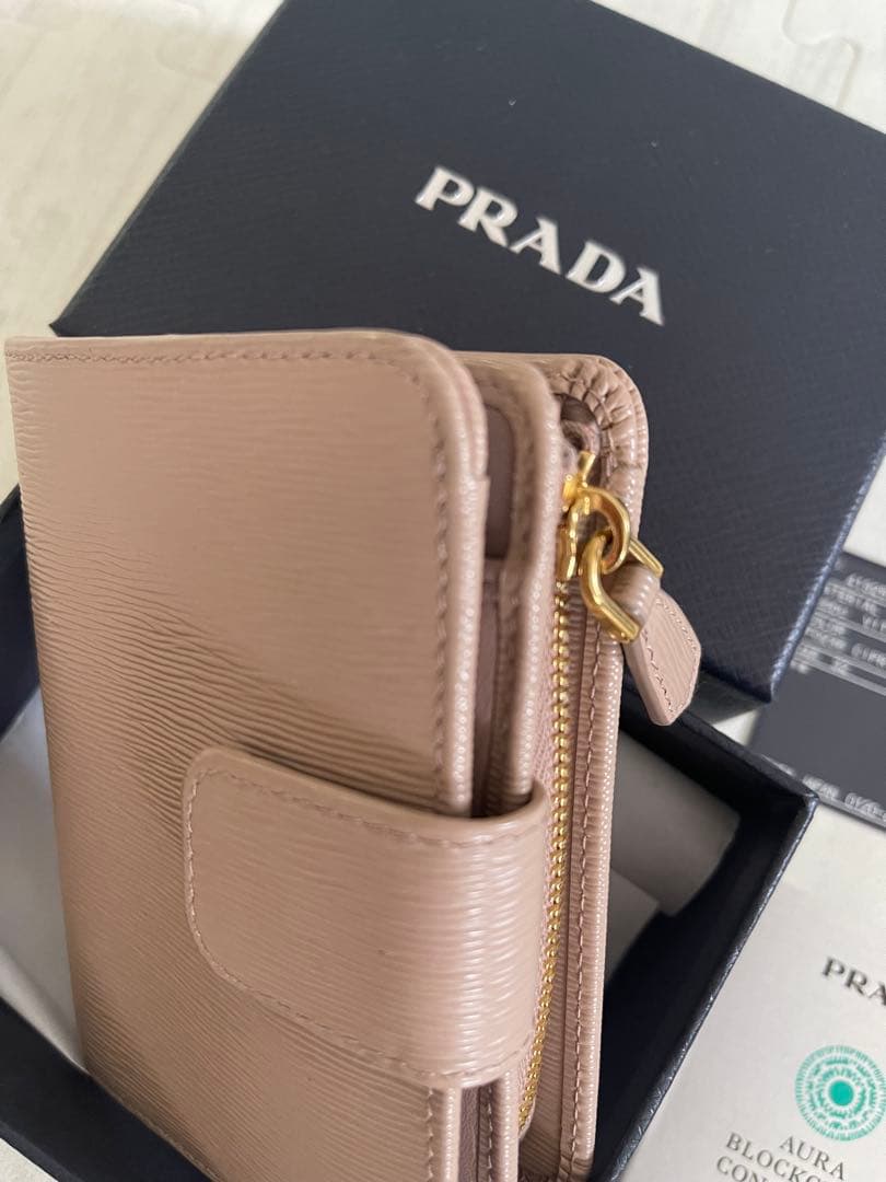 PRADA ベージュレザー 二つ折り財布　トライアングル　サフィアーノ