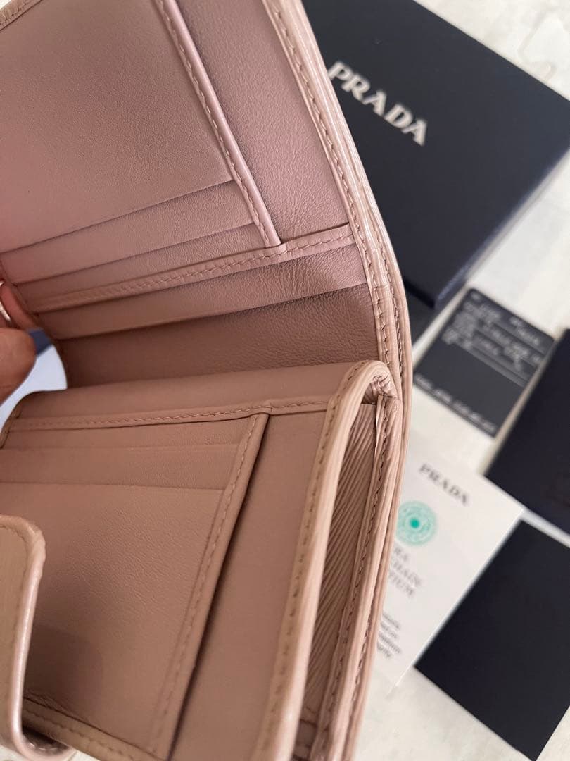 PRADA ベージュレザー 二つ折り財布　トライアングル　サフィアーノ