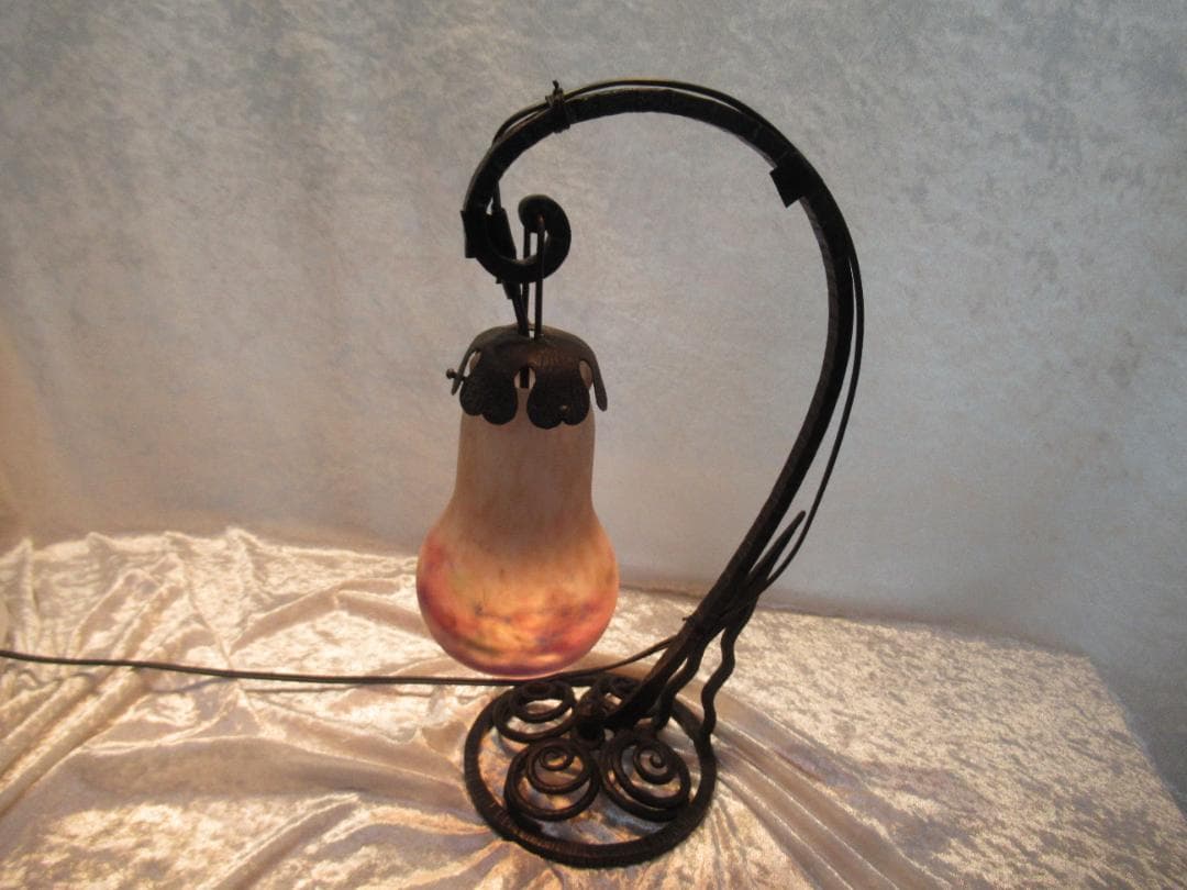 ランプ　ミューラー　アールヌーヴォー　スタンドランプ　台は鉄　渦巻のデザイン