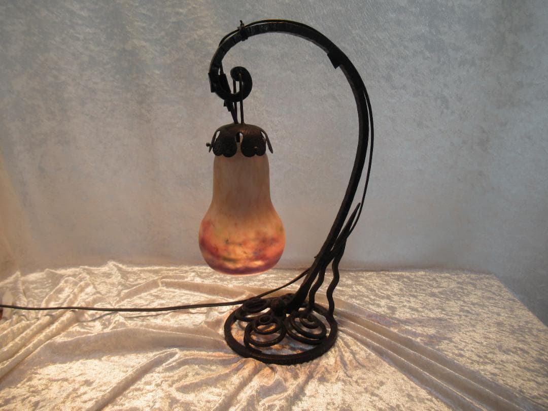 ランプ　ミューラー　アールヌーヴォー　スタンドランプ　台は鉄　渦巻のデザイン