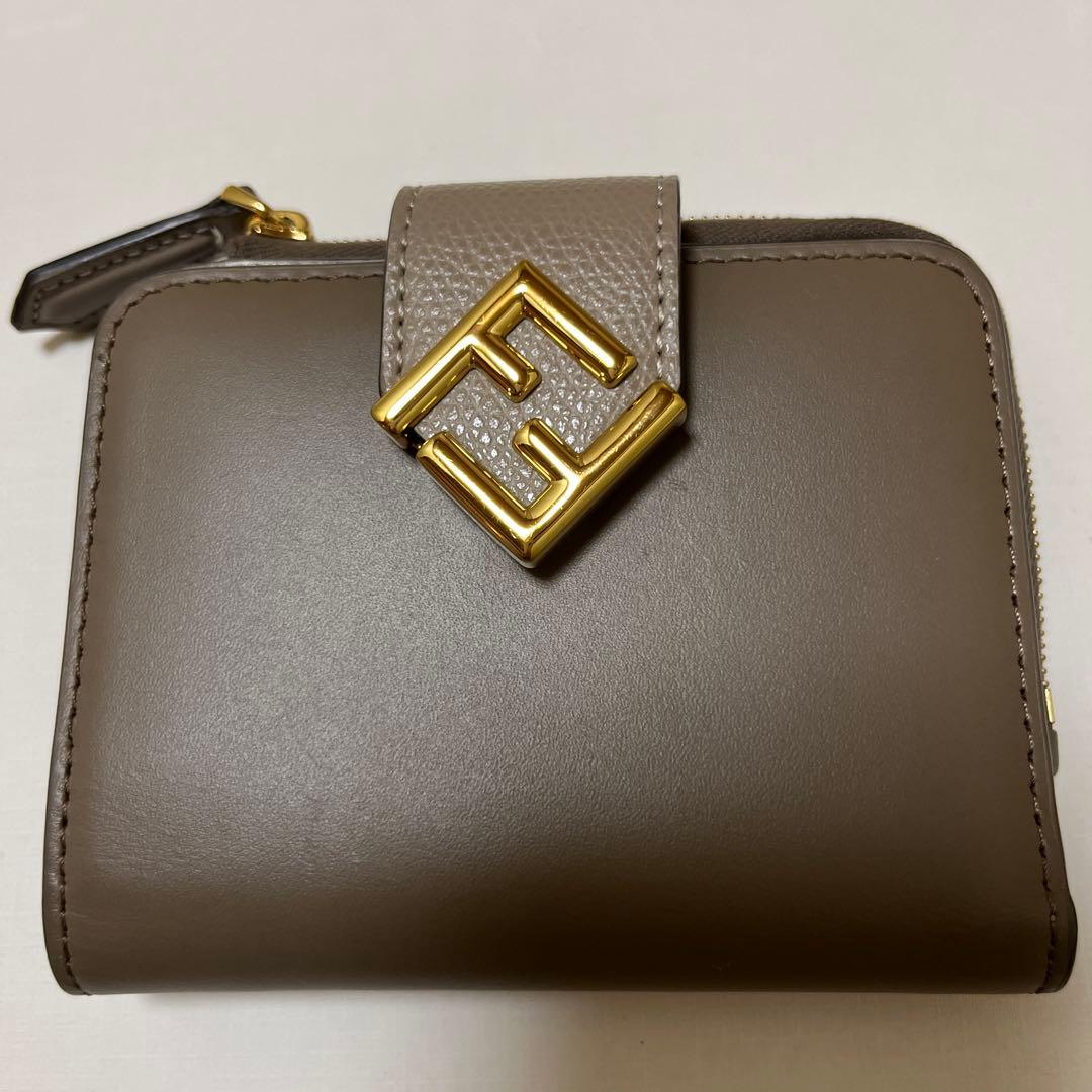 ［クリスマスセール］Fendi グレー 二つ折り財布 専用袋付き