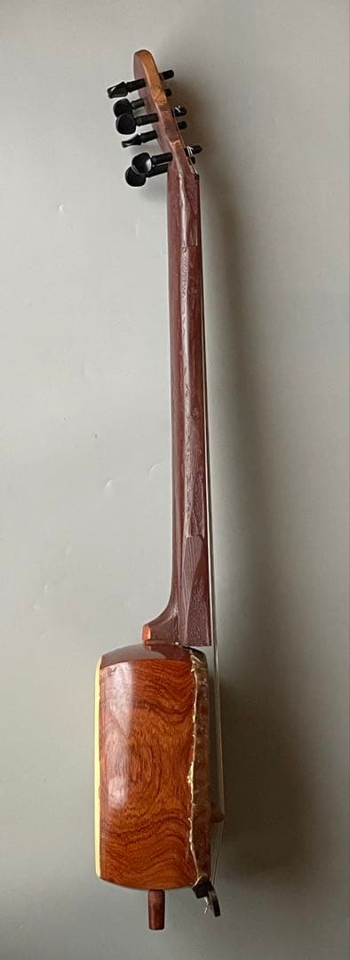 超個性派フレットレスギター　三味線ボディ×魚皮張り　ショートスケール　ケース付