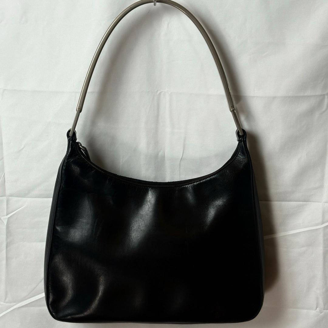 PRADAプラダ　レザー ショルダーバッグ黒プラハンドル 肩掛け シンプル