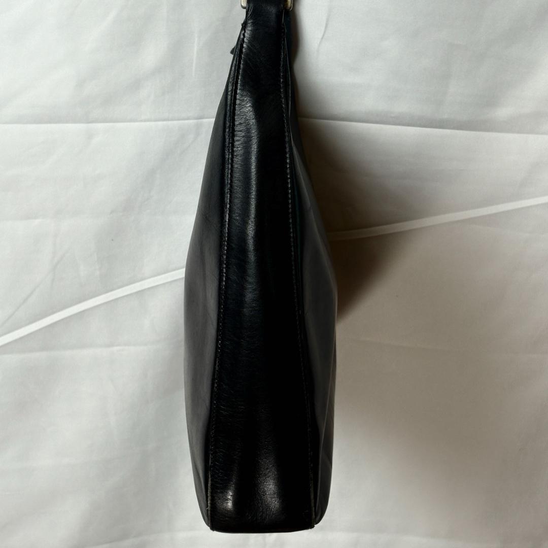 PRADAプラダ　レザー ショルダーバッグ黒プラハンドル 肩掛け シンプル