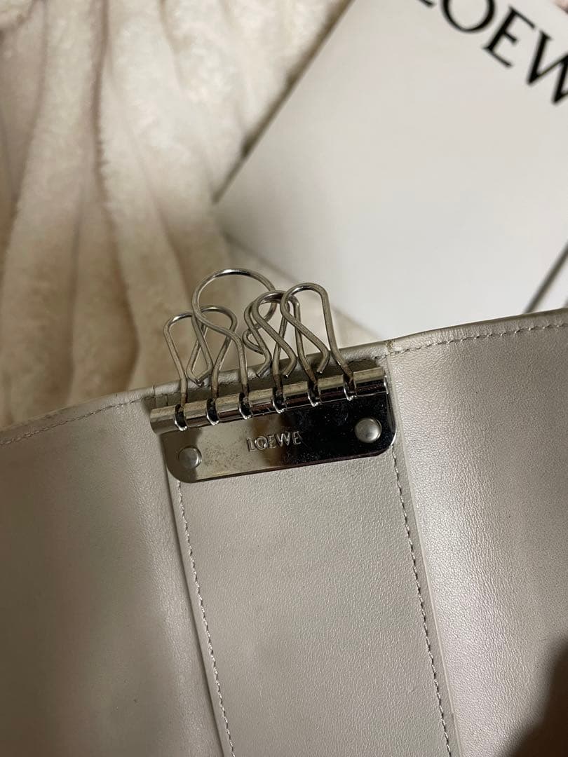 LOEWE ベージュ レザー キーケース